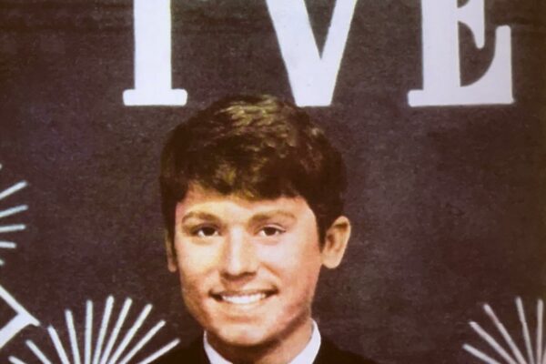 Raphael posa ante el logo eurovisivo de TVE en 1966.