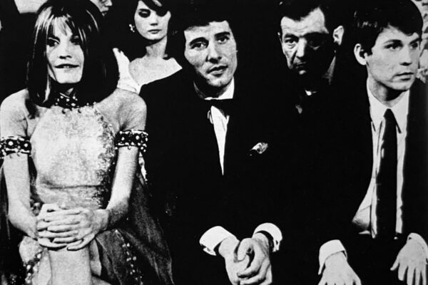 Sandy Shaw (ganadora del Festival de Eurovisión de 1967) y Raphael, esperando el resultado de la votación. En el centro, Udo Jürgens, vencedor del certamen en 1966.