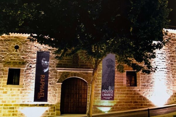 Fachada de El Pósito de Linares: el edificio que alberga el Museo de Raphael.