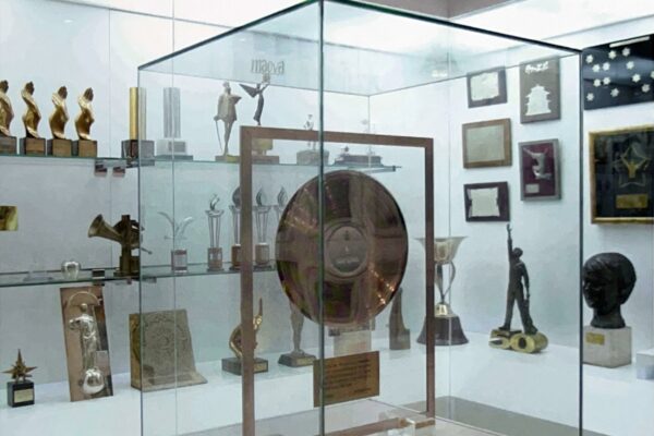 Rincón de la sala de premios. En primer término, el disco de uranio.