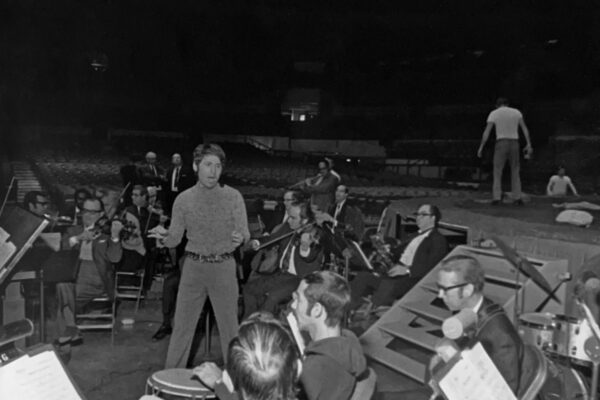 El cantante ensayando en el "big one" del Madison Square Garden, los temas que más tarde interpretará en la actuación.
