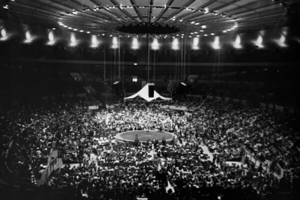 El público comienza a llenar el recinto del gran concierto.