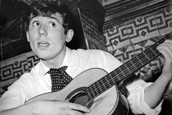 Para un reportaje gráfico, simulando que toca la guitarra.