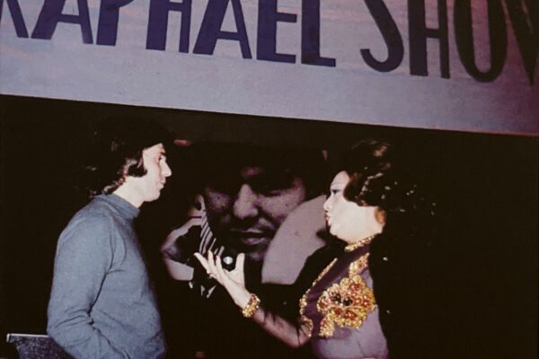 El cantante junto a Celia Gámez.