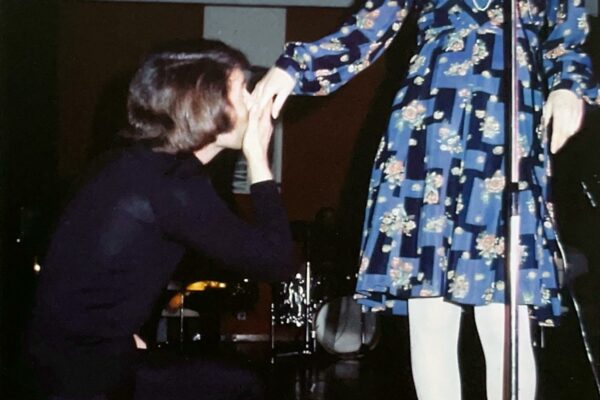 Raphael besa la mano de Sandie Shaw tras interpretar a dúo 'Puppet On a String'.