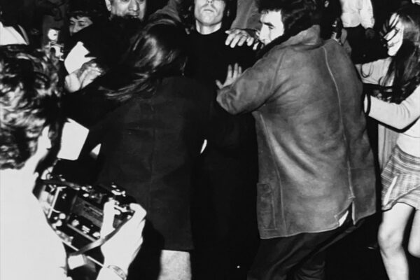 Varios guardaespaldas protegen a Raphael a su llegada a Buenos Aires en 1972.
