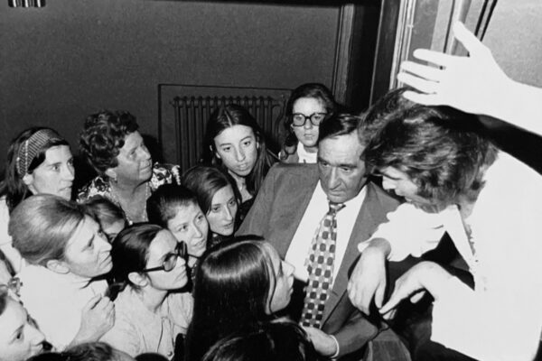 Raphael, con Alfredo Tocildo, habla con un grupo de fans durante la grabación del Raphael Show de la cadena SER.