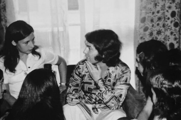El cantante con algunas fans en Sevilla.