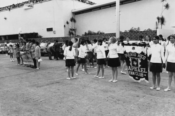 Varios clubs de fans esperan a Raphael en el aeropuerto de San Juan de Puerto Rico.