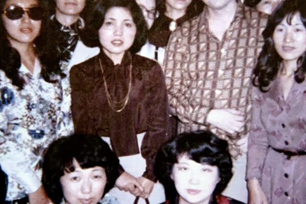 Sea cual sea el lugar donde el cantante actúe, siempre recibe el apoyo incondicional de sus fans, en este caso, japonesas.