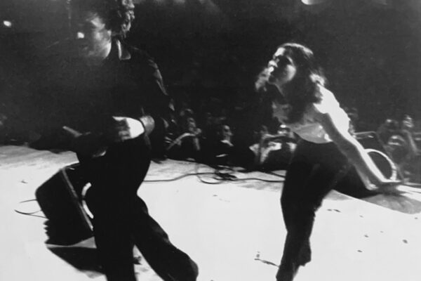 Una fan "persigue" a Raphael por el escenario durante un concierto en Nueva York.