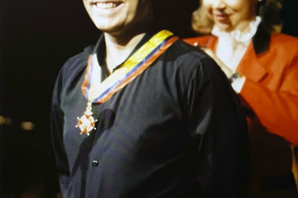 Recibiendo una medalla otorgada por el presidente de Colombia, Belisario Betancur, en 1985.