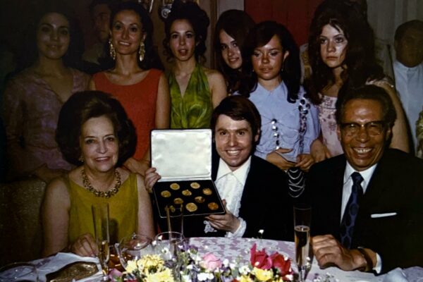 El presidente de México, Gustavo Díaz Ordaz, le hace entrega de una colección de monedas de oro a Raphael, que años después utilizó como arras en su boda.