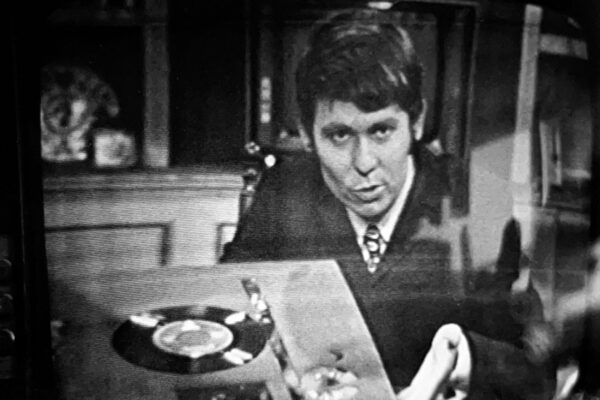 Imagen tomada de la televisión. El cantante recibe el premio OLÉ de 1969.