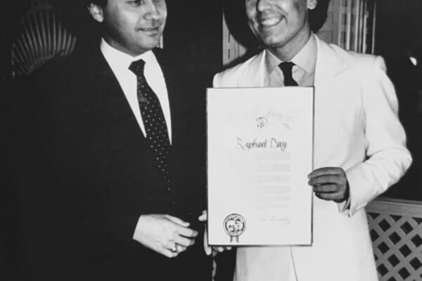 El cantante recibe el diploma que acredita "El día de Raphael" en Los Ángeles.