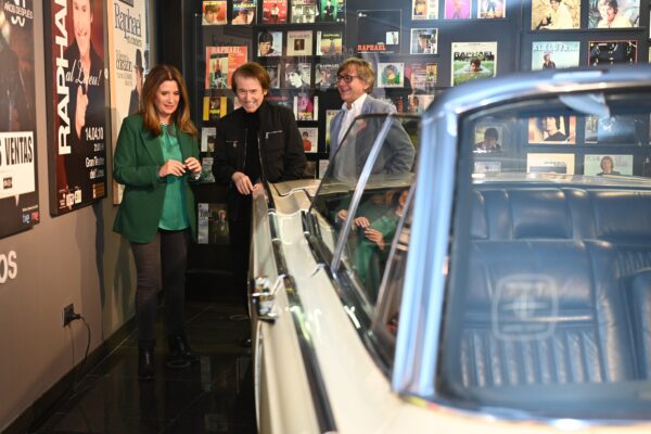 Durante la reapertura, junto al Cadillac Continental que le regalaron en 1968 y que ha donado al Museo.