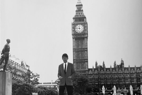 Raphael frente al Big Ben en su primer viaje a Londres.