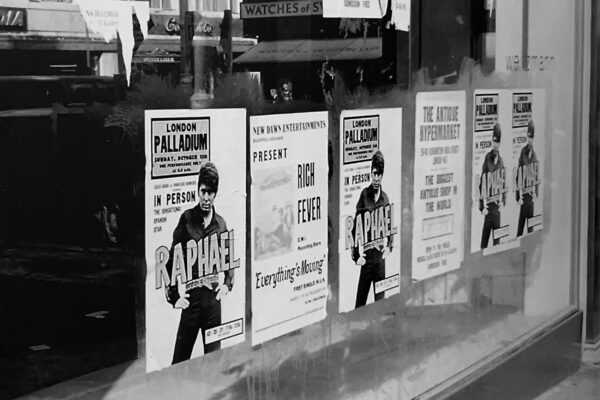 Carteles de la actuación de Raphael en el Palladium por las calles de Londres.
