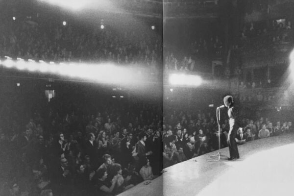 En plena actuación en el Palladium de Londres.