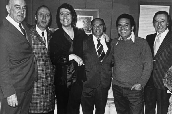 En el camerino del Palladium, durante unas actuaciones de 1973, Raphael junto a Leslie Grade (a su derecha) y Francisco Bermúdez, entre otros.