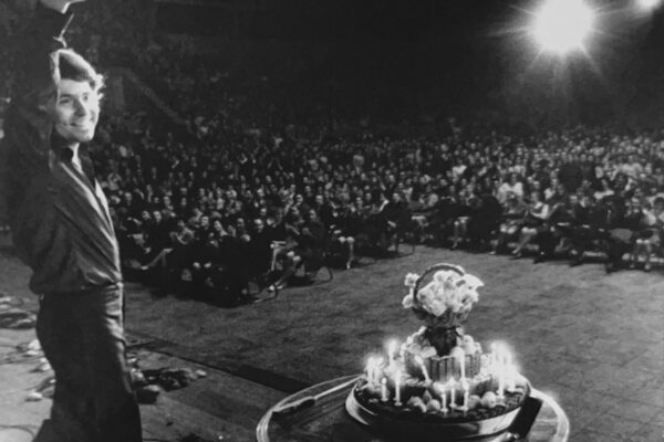 El cantante, el 5 d e mayo  e 1971, celebrando su 28 cumpleaños en el Palacio de los Deportes de Moscú.