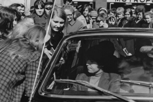 Rodeado de fans, llegando al Hotel Metropol de Moscú.