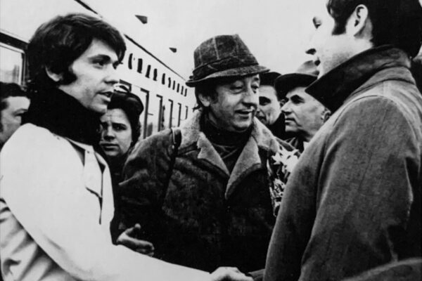 Raphael, a su llegada a la estación de Leningrado, recibido por un directivo del Gosconcert. En el centro, Francisco Bermúdez.