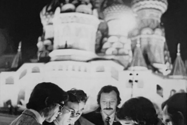 Raphael, en la Plaza Roja, a punto de soplar su tarta de cumpleaños. Frente a él, Paco Gordillo y Santiago Reyes. A su derecha, con bigote, César Gentili. A su izquierda, Joaquin Liébanas.