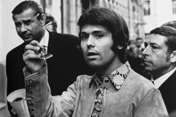 Raphael junto a Lev Yashin (a la izquierda) y el intérprete Sergei Perlin, llegando a uno de los teatros de Moscú.