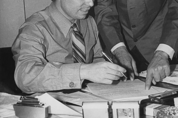 Raphael, con Francisco Bermúdez, firma un contrato.