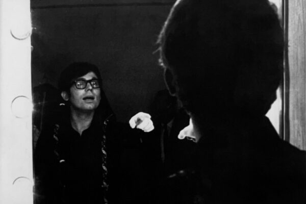 Bromeando frente al espejo de su camerino.