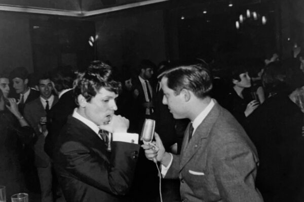 El cantante durante una entrevista informal.