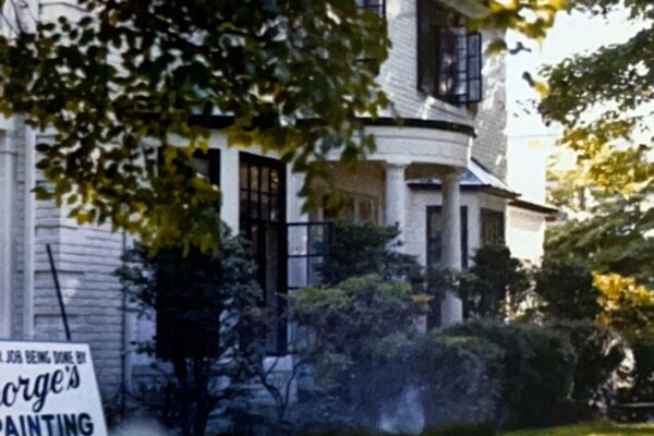 La casa de Raphael en Forest Hills, al poco de adquirirla (en el cartel se lee que la están pintando por dentro).