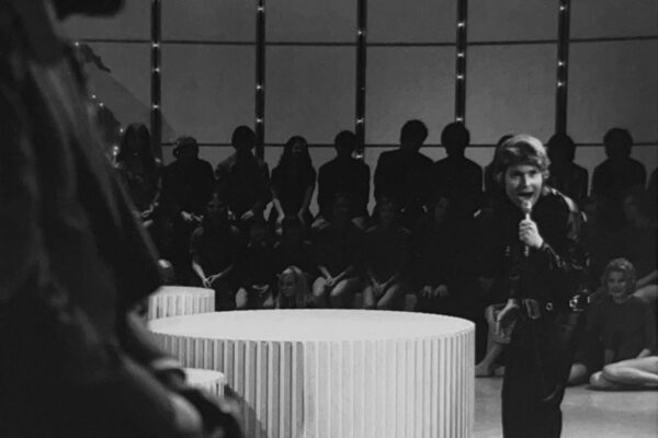 El artista cantando Hava Naguila en su primera aparición en el Ed Sullivan Show. A la izquierda de la imagen, Ed Sullivan.