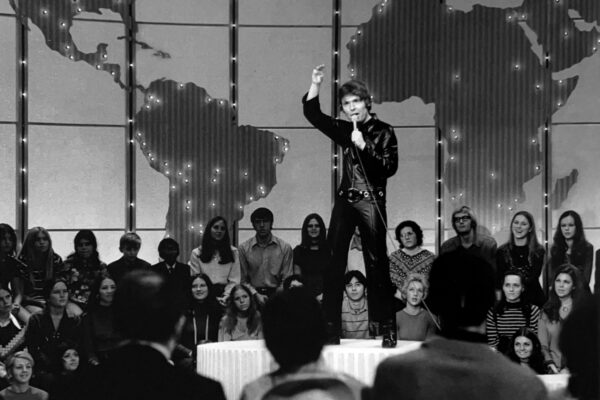 Raphael cantando una versión en castellano e inglés de Aleluya del silencio en su primera aparición en el Ed Sullivan Show.