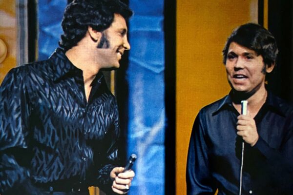 Raphael canta Riders in the Sky con Tom Jones. Esta imagen pertenece a la retransmisión en Sudamérica.