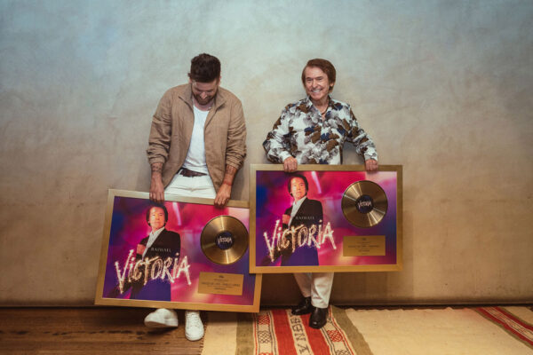 Junto a Pablo López, recibiendo el disco de oro por 'Victoria'.