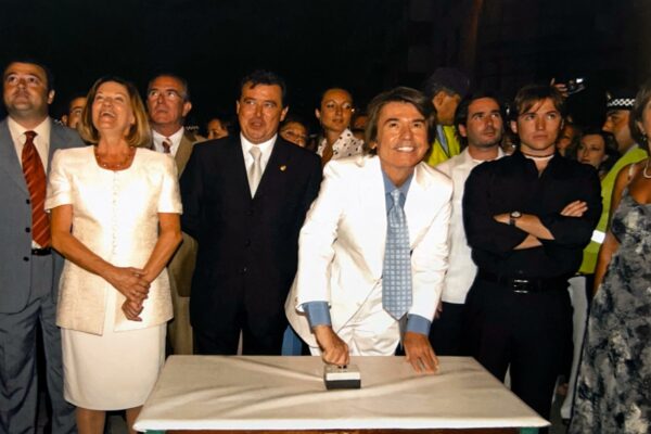 Raphael encendiendo el alumbrado de las fiestas de Linares junto a su familia.