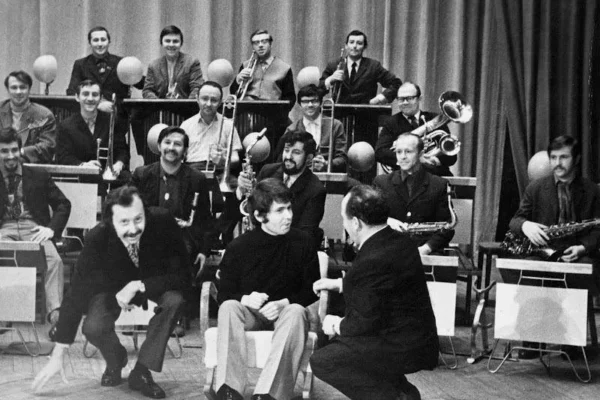 Rodeado de una orquesta de músicos rusos.
