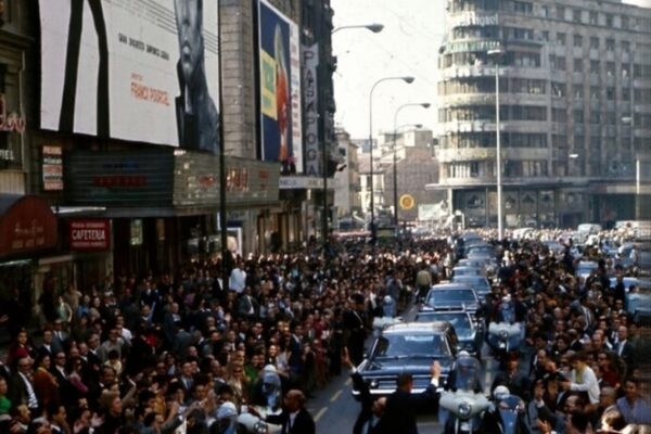 Los tripulantes de la misión Apolo XI son aclamados por las calles de Madrid, a su paso por la puerta del Palacio de la Música de la Gran Vía, en Octubre de 1969.