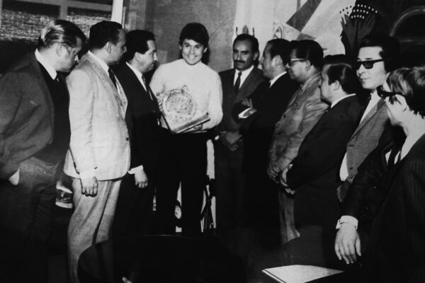 Recibiendo el premio 'El Sol Azteca' en México, durante su visita en 1968.