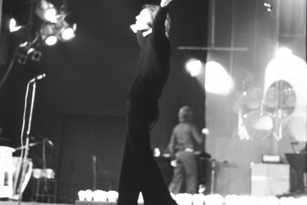 Raphael saluda al público del Teatro Barceló, en 1975.