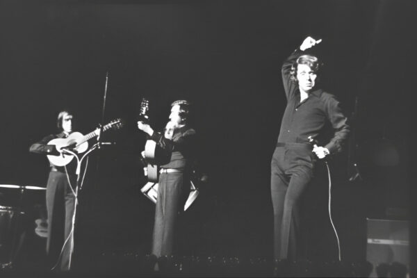 Raphael cantando junto a Los Gemelos en el Teatro Barceló, en 1975.