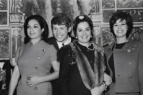 Raphael junto a Lola Flores, Juanita Reina y Concha Velasco en la ceremonia de entrega del Garbanzo de Plata.