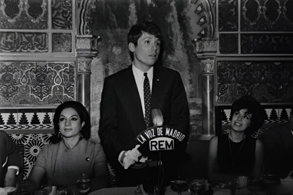 Raphael junto a Lola Flores y Concha Velasco en la ceremonia de entrega del Garbanzo de Plata.