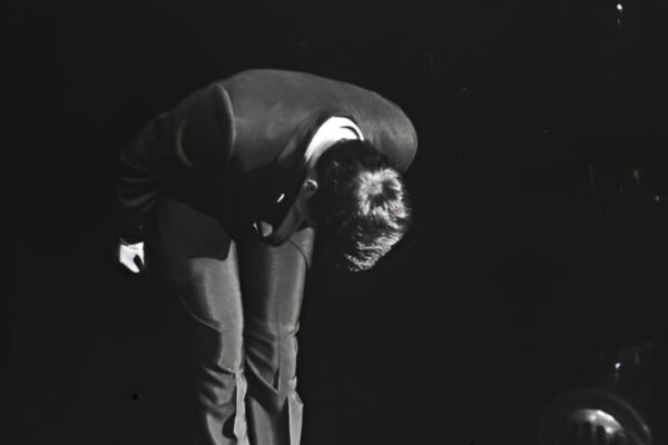 Raphael saluda al público del Palacio de la Música, en 1966.