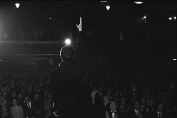 Raphael saluda al público del Palacio de la Música, en 1966.