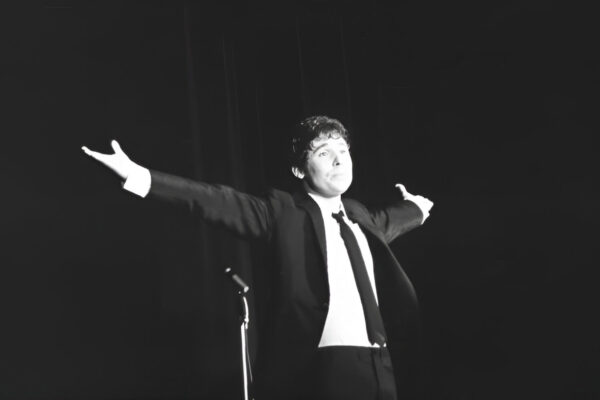 Raphael saluda al público del Palacio de la Música, en 1966.