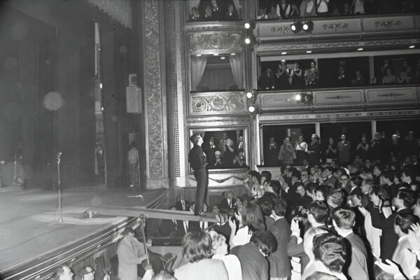 Saludando al público del teatro de La Zarzuela de Madrid, en 1965.