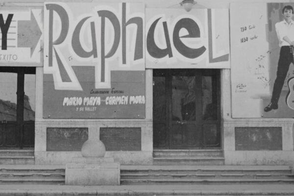 Fachada del teatro Cervantes de Málaga anunciando a Raphael en 'Festival en color'.